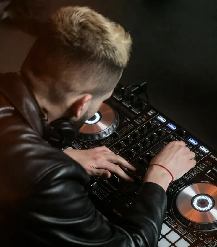 Cât costă un DJ de nuntă în 2026? Prețuri reale.